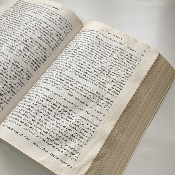 Game of Thrones book 2 - Picture 4 of 4